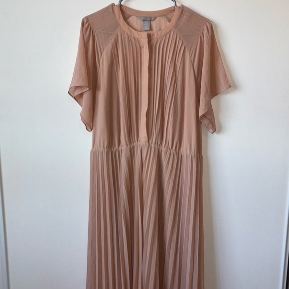 H&M's Pink Pleated Maxi Dress - Picture 1 of 5